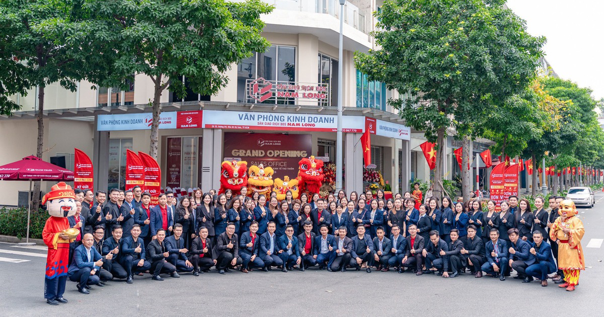 Toàn cảnh lễ khai trương văn phòng kinh doanh Nam Long tại Thủ Thiêm với đông đảo nhân viên tham dự