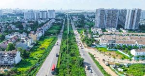 Tuyến đường tại khu Đông TP.HCM với dân cư và các tòa chung cư hai bên, gần khu vực dự án căn hộ Imperia Sensa Park