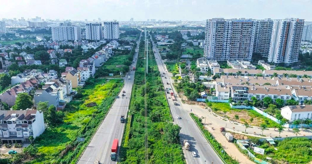 Tuyến đường tại khu Đông TP.HCM với dân cư và các tòa chung cư hai bên, gần khu vực dự án căn hộ Imperia Sensa Park